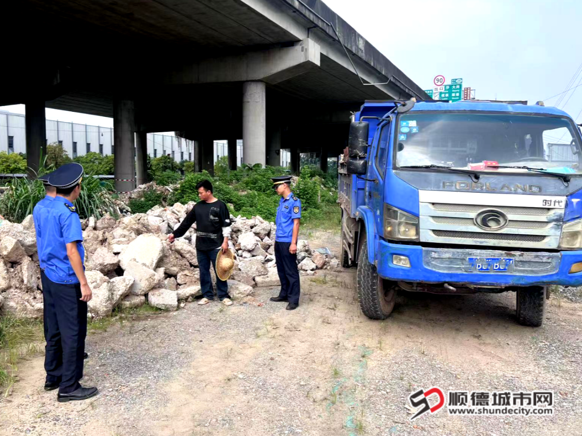 9月12日上午，五沙组于东新高速顺凯北路段抓获一处违规倾倒建筑垃圾，倾倒体积20立方。_副本.png