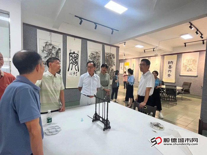 走访队伍与厦街书画社成员开展深入交流。.jpg