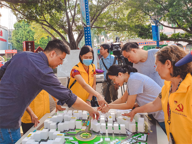 12-康富花园老旧小区改造“榕树下民生对话”.jpg