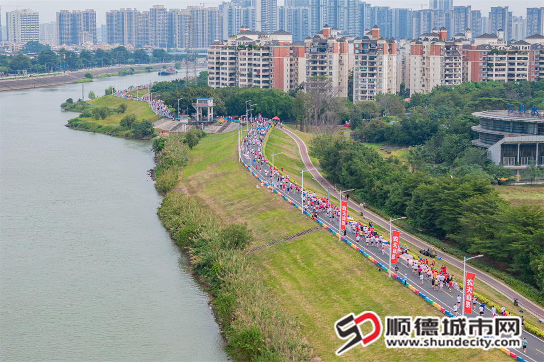 8选手们经过潭洲水道碧道.jpg