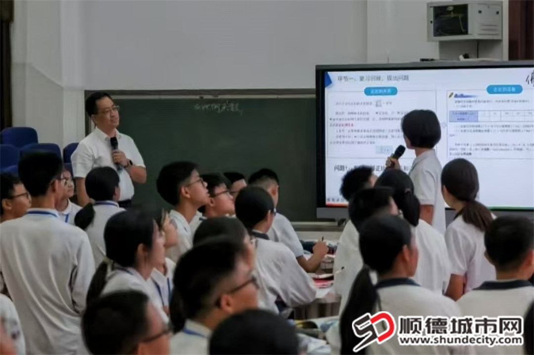 佛山市数学教研员雷波主任为建安中学学生授课九年级上册第六章第1课时《反比例函数》。.jpg