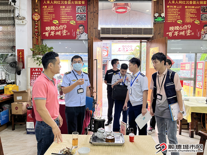 大良市监所联合街道城建办、综合执法队、消防救援所和属地社区（村）对网红文旅商圈食品经营单位开展联合整治检查行动_副本.jpg