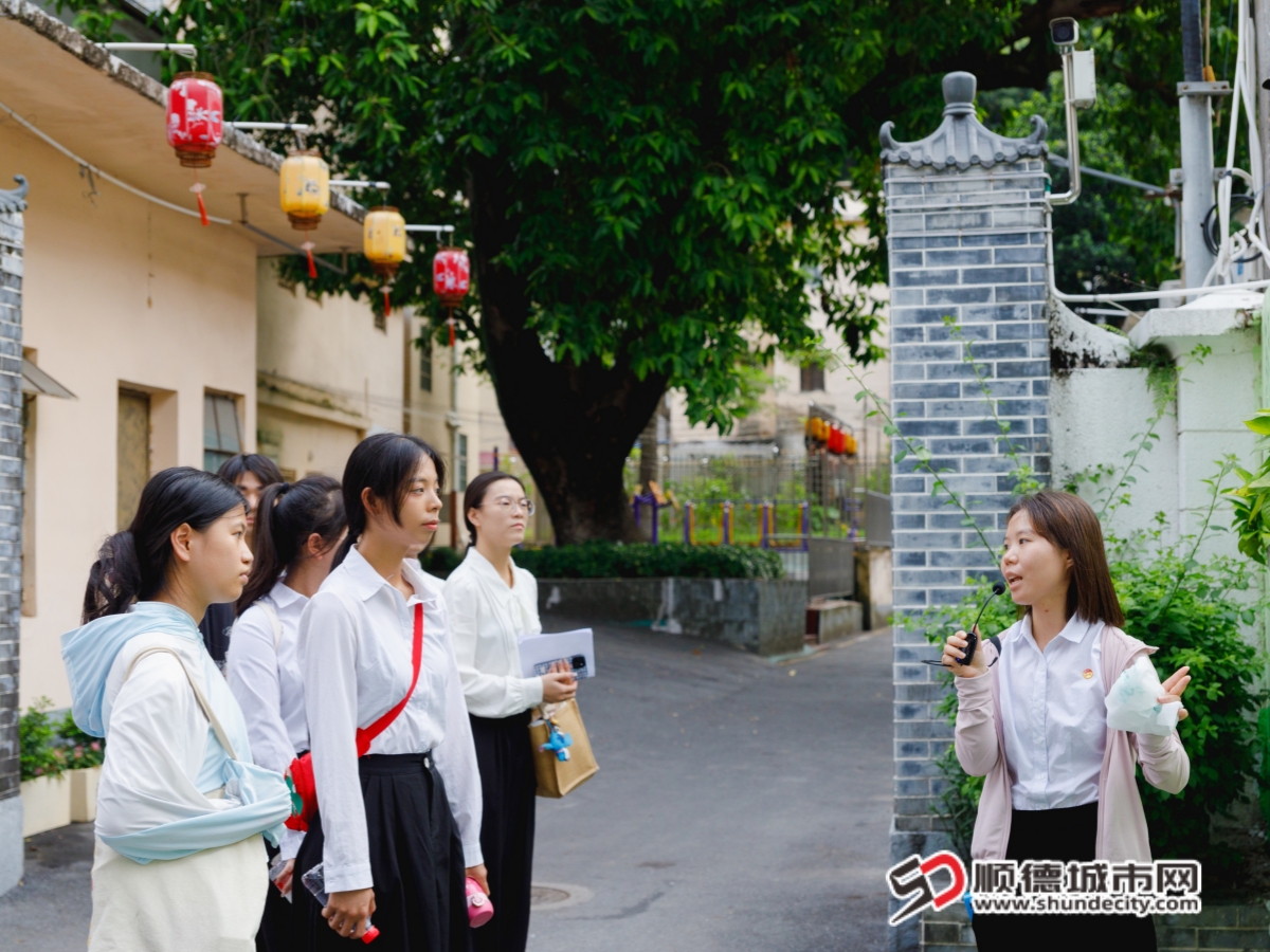 青年大学生在暑期开展社会实践_副本.jpg