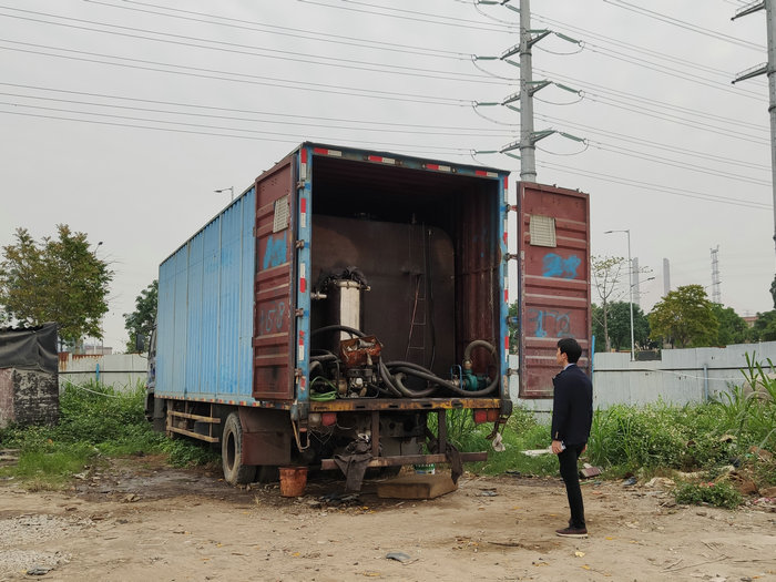 危险！龙江一违法加油窝点有数辆中型油罐车