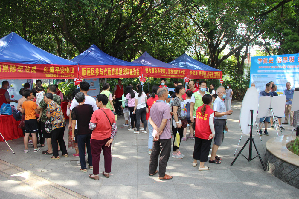 现场气氛热烈，市民积极参与到每个摊位的活动中