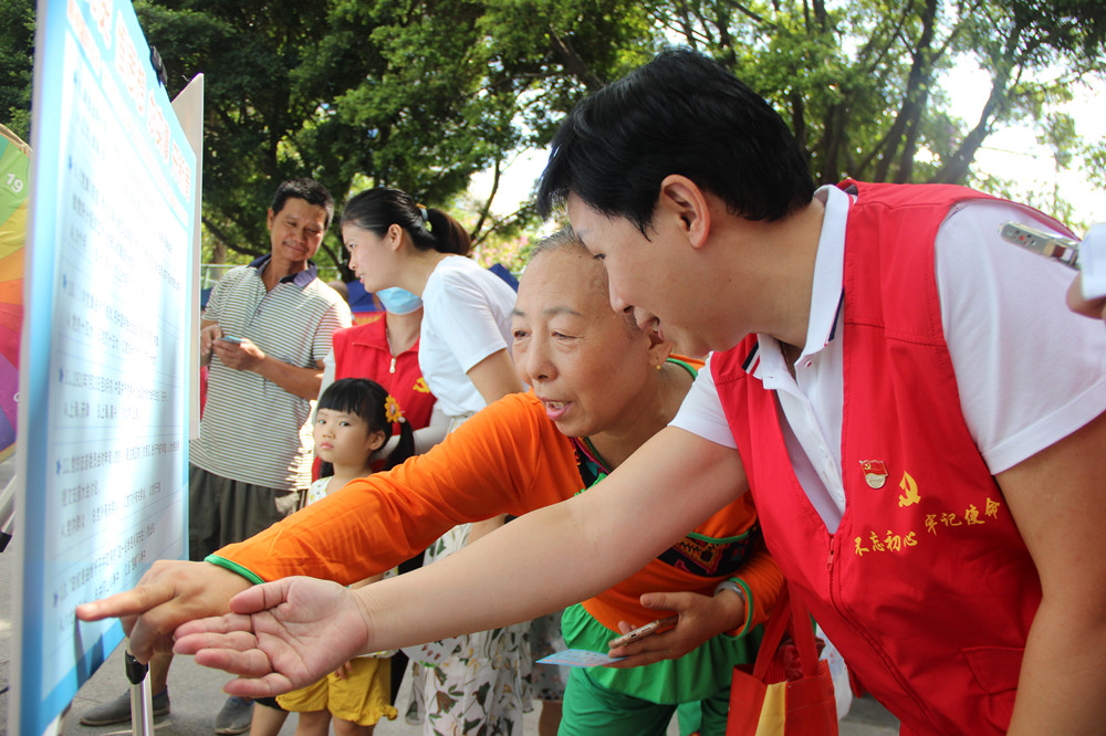 党员志愿者现场为群众提供党史知识学习现场宣传