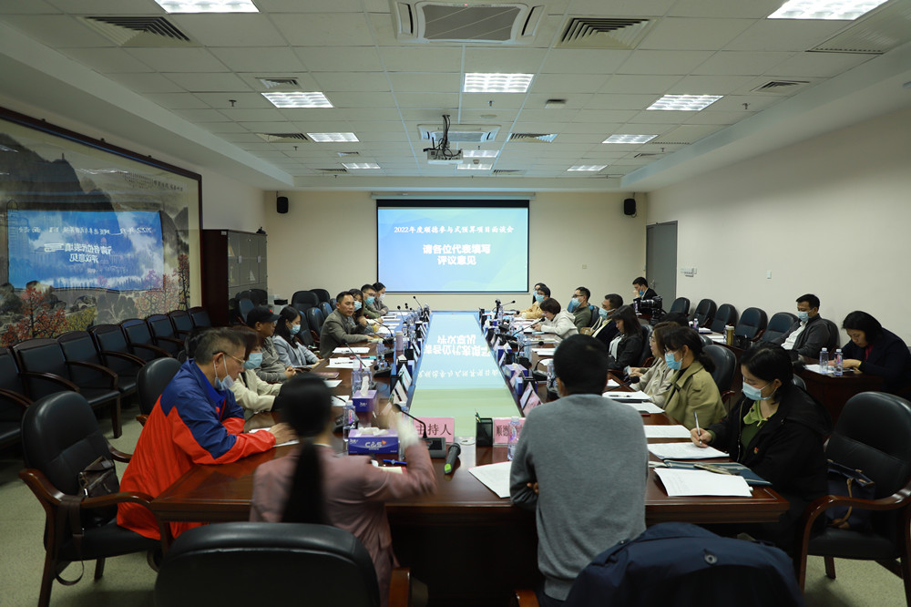 与会代表们根据现场面谈情况对项目填写评审意见