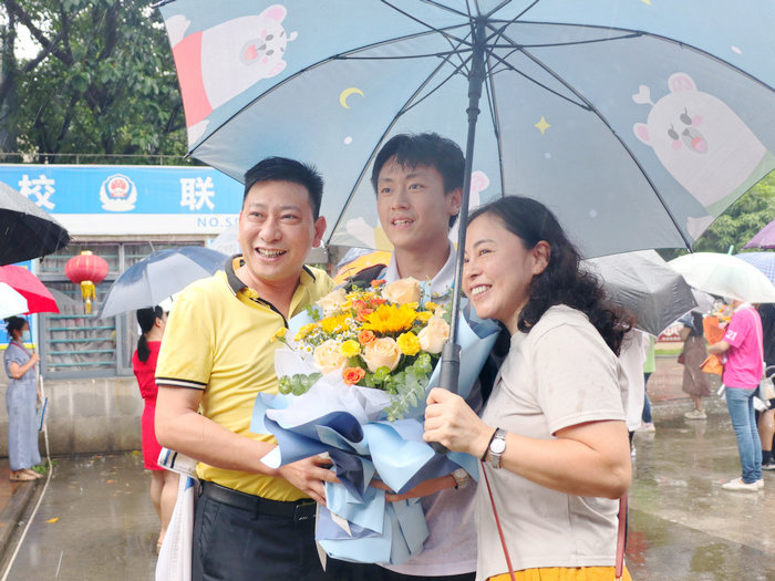 右眼新闻：雨中的祝福