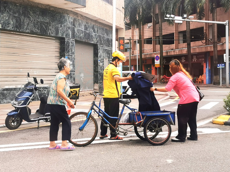 顺德街头再现“勇敢扶”，为他们点赞！