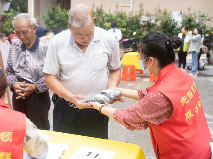 暖心！容桂华口志愿者制作近4000只粽子送进长者“心里”