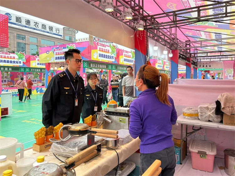 每日过万游客涌入，龙江市监守护烟火气