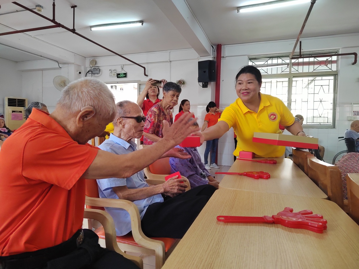 为幸福加码！大良女企协为长者送中秋祝福