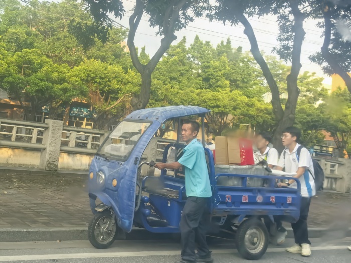 暖心！大叔推车艰难，勒中学子果断相助