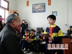 学生也争先恐后当雷锋