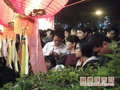 市民闹元宵 high尽春节最后一天