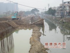 崩塌的并非河堤，而是行人道路面沉陷