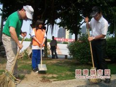 领导当“清洁工” 上街大扫除