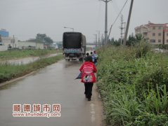 路面常年积水，幸好苦日子将结束