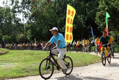 近400人顶日巡游，岁半男孩也“疯狂”