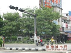 “惊魂”路口：9盏红绿灯受损，半年无人理