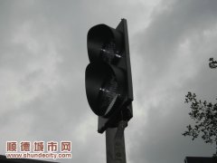 新闻追踪：古楼路口红绿灯修好过半