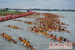 万人空巷 雨中热捧龙舟争霸赛