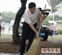 冒雨上街，副区长为街道“洗把脸”