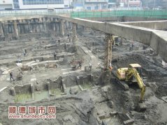 两停车场工程延误1年，市民等得着急