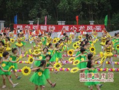 小学五周年记，学生表演祝贺