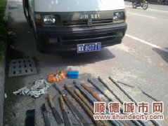 交警查车 套牌车内惊现大砍刀