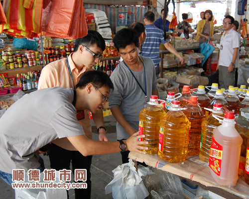 記者獲悉,順德區市場監管局北滘分局執法人員在黃湧,三洪奇農貿市場內