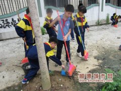 义务清洁，小学生践行雷锋精神